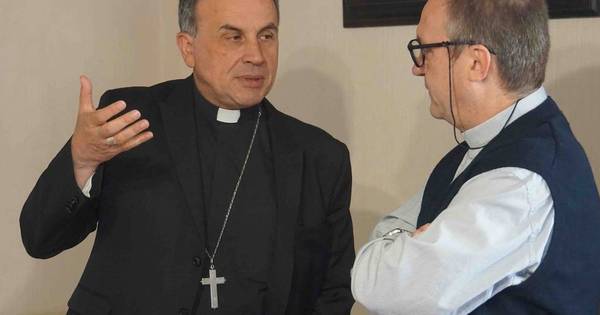 L'infermiera anti-Covid del presepe 2020 donata al Vescovo di Verona /  Attualità / Home - Verona Fedele